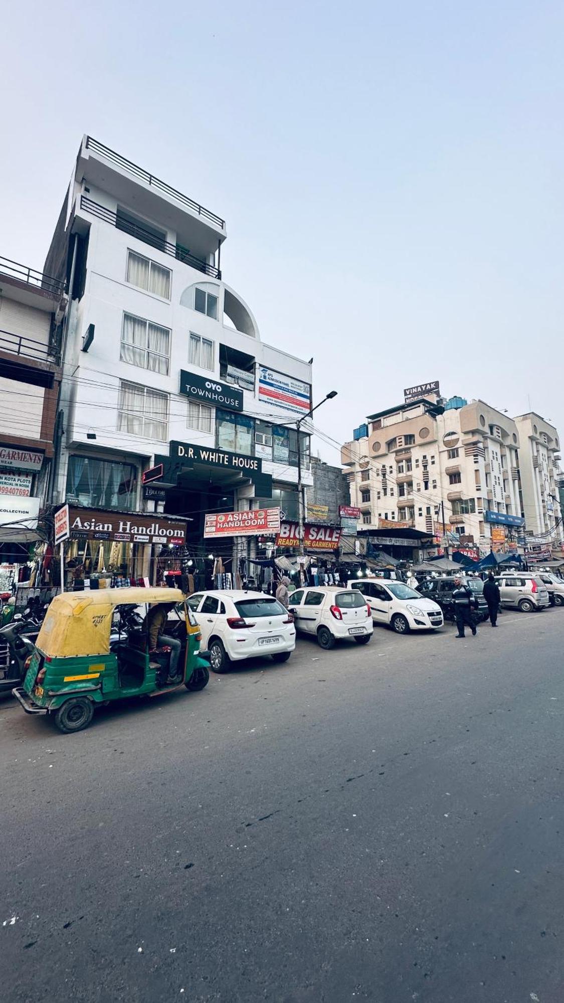 Hotel Relax In - Noida Sector 18 Zewnętrze zdjęcie