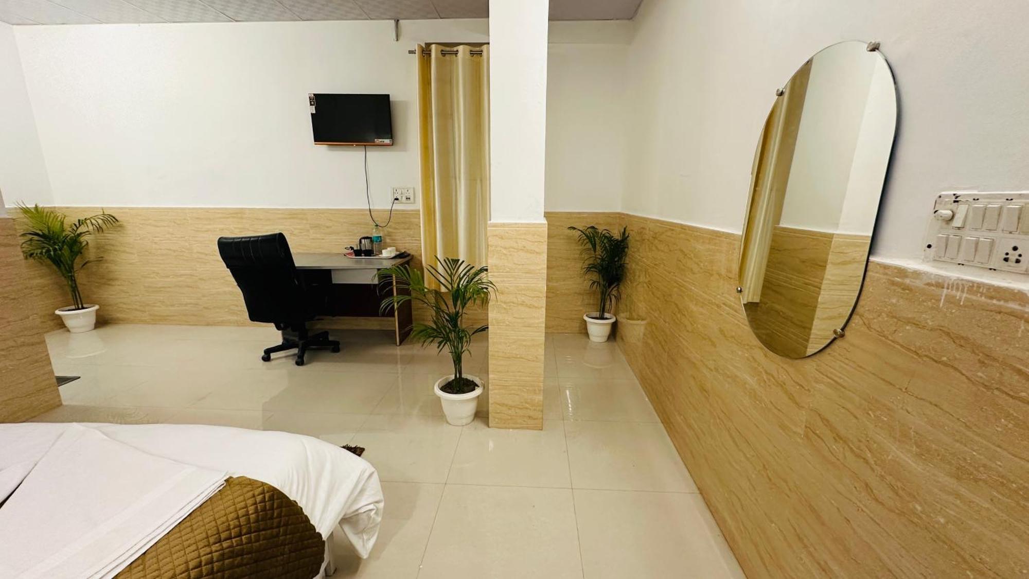Hotel Relax In - Noida Sector 18 Zewnętrze zdjęcie